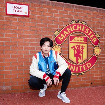  O ator e cantor chinês Lu Han é torcedor símbolo do Manchester United na Ásia. Em 2015, seu post “Ten years a fan, Lifelong a Red Devil!” entrou para o Livro dos Recordes ao ultrapassar 100 milhões de comentários na rede social Weibo.  
