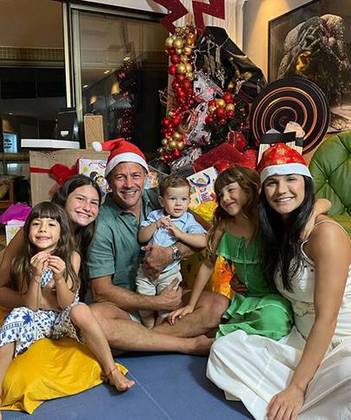 O ator Malvino Salvador, Papai Noel em forma e sem barba, celebrou o Natal com a mulher, Kyra Gracie (Mamãe Noel) e os filhos. 
