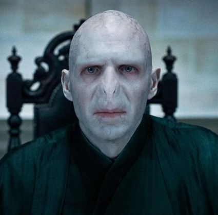 O ator precisava de pelos menos 3 horas para finalizar a maquiagem para viver Lord Valdemort. Apenas o nariz era removido digitalmente. 