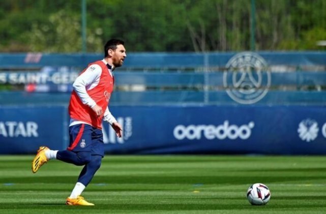 O atrito entre Messi e torcida se deu principalmente após o craque viajar para Arábia Saudita sem autorização do clube. O jogador foi punido após a atitude e chegou a pedir desculpas. Divulgação/PSG
