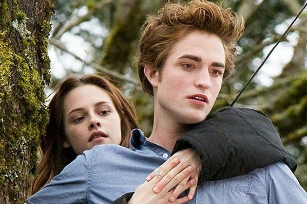 O atual Batman, Robert Pattinson, é inglês, tem 35 anos e ficou muito famoso por interpretar o vampiro Edward Cullen na saga 