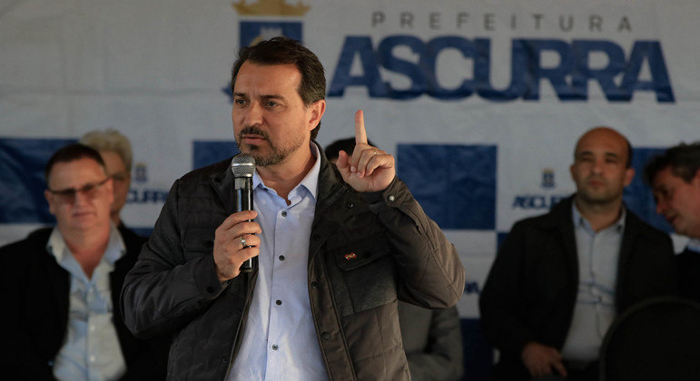 O atual governador de Santa Catarina, Carlos Moisés (Republicanos), lidera as intenções de voto