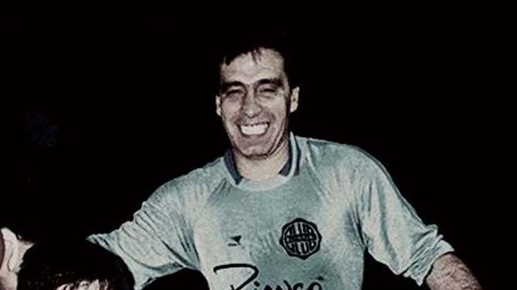 O atual treinador - sem clube - e ex-goleiro também construiu sua carreira defendendo poucas equipes: Cerro-URU, Guarani-PAR e Olimpia-PAR. Venceu a Libertadores em 1970 e 1990 e teve uma carreira longeva, de 1967 a 1991. 