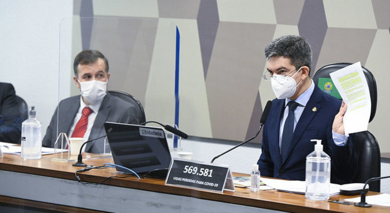 O auditor Alexandre Figueiredo Costa Silva Marques ao lado do senador Randolfe Rodrigues