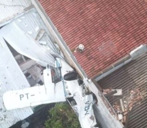 O avião atingiu os fundos de um supermercado e uma casa.