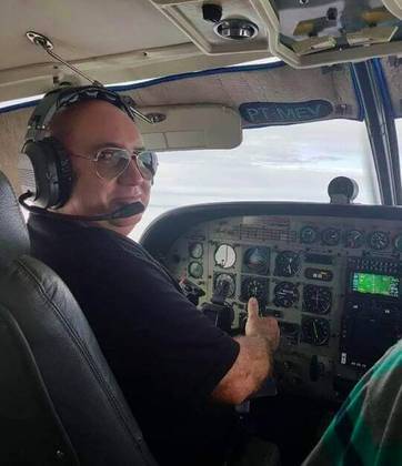 O avião era pilotado por Cláudio Atílio Mortari, que, de acordo com as suas redes sociais, nasceu em São Paulo.