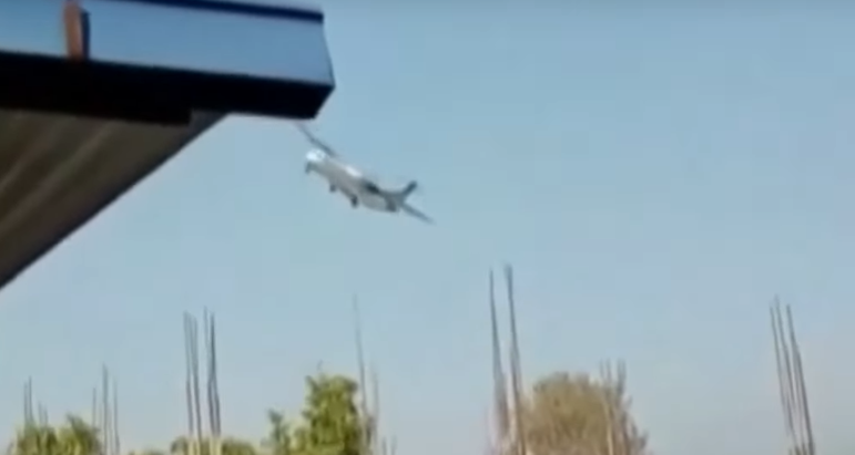 O avião se inclina de forma brusca para a esquerda, e então se ouve uma forte explosão.