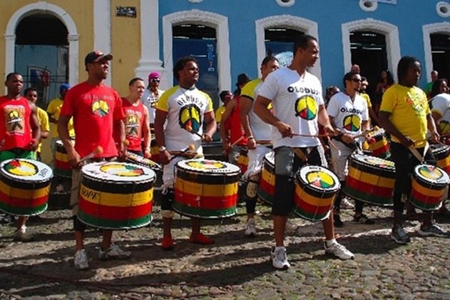 O Axé surgiu na Bahia na década de 1980, durante o Carnaval de Salvador, misturando o ijexá, samba-reggae, frevo, reggae, merengue, forró, samba duro, ritmos do candomblé, pop rock, bem como outros ritmos afro-brasileiros e afro-latinos.