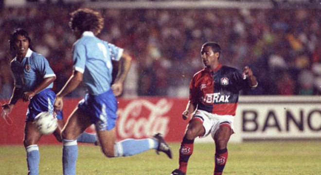 O Baixinho estreou pelo Flamengo com pompa. No Serra Dourada, ele ostentou a camisa 100, em amistoso do Flamengo contra a seleo do Uruguai. Ele passou em branco e foi substitudo para entrada de Rogers. Coube a Nlio marcar para os rubro-negros, mas os uruguaios arrancaram o empate em 1 a 1 no finzinho, com Dorta. Romrio fez seu primeiro gol pelo clube na vitria por 3 a 0 sobre o Americano.