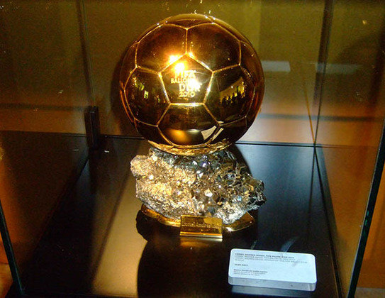 O Ballon d'Or é o prêmio desta categoria mais antigo do mundo. Ele existe desde 1956. Até 1994, ele considerava apenas jogadores europeus que jogavam em clubes do continente. 