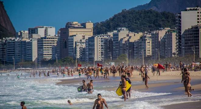 Praia do Leme, no Rio de Janeiro, neste domingo (2)