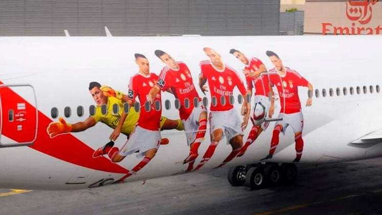 O Benfica, de Portugal, passa pela mesma situação de Arsenal e Benfica. O clube português já teve um avião personalizado para voos da equipe. No entanto, o estádio dos Encarnados não leva o nome da empresa.