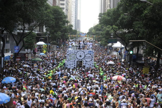 O bloco também é conhecido por sua música, que é uma mistura de ritmos brasileiros, como samba, marchinhas e choro.