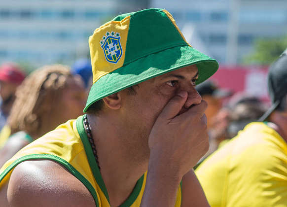 O Brasil está eliminado da Copa do Mundo, mas não fo por falta de torcida. Na praia de Copacabana, mais uma vez foi realizada a FIFA Fan Fest, que reuniu milhares de pessoas para torcer vibrar e festejar a partida da Seleção. Entretanto, a eliminação jogou um balde de água fria em quem presenciava o evento. Veja imagens da frustração brasileira após a eliminação