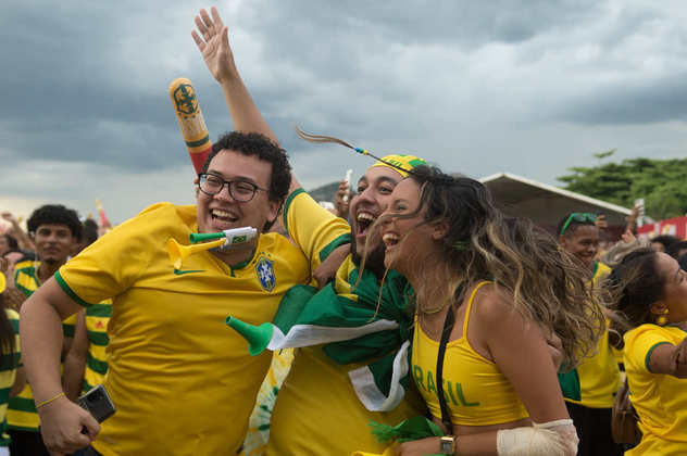 O Brasil goleou a Coreia do Sul por 4 a 1 e está classificado para as quartas de final da Copa do Mundo! Como em todas as partidas anteriores, milhares de torcedores se encontraram na FIFA Fan Fest da praia de Copacabana para torcer por mais uma vitória no Mundial do Catar. Veja imagens da comemoração verde e amarela no Rio de Janeiro.