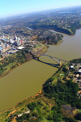 O Brasil liga-se a países por estradas ou pontes internacionais. 
