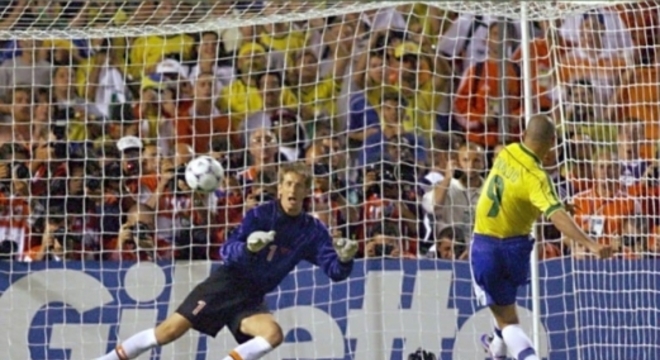 O Brasil venceu três - entre elas, contra a Holanda em 98 (foto) - e perdeu uma: França em 86
