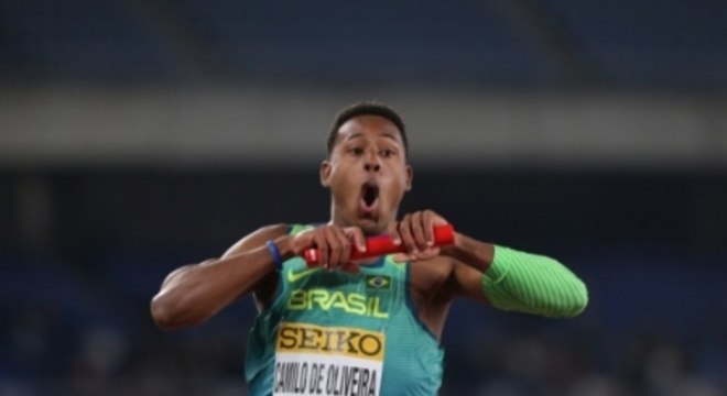 Paulo André vibra ao cruzar a linha de chegada e conquistar o título do 4 x 100 m livre