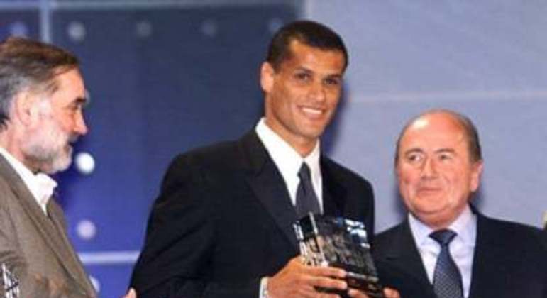 O brasileiro Rivaldo levou o prêmio da Fifa de melhor jogador do mundo no ano de 1999