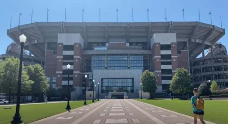 O ‘Bryant-Dennis Stadium”, na cidade de Tuscalossa, no Alabama, recebe partidas da mesma modalidade esportiva, principalmente do time da universidade do Alabama. Aliás, a estrutura tem condições de comportar mais de 100 mil pessoas. 