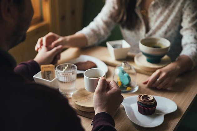 O café e as gostosuras preparadas com o grão fazem tanto sucesso que as cafeterias espalhadas pelo mundo são tratadas como pontos de encontro.  Lugares para uma boa conversa pessoal ou profissional. 