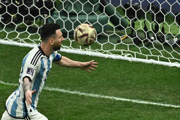 O camisa 10 deslocou o goleiro e marcou o primeiro gol da Argentina na partida.