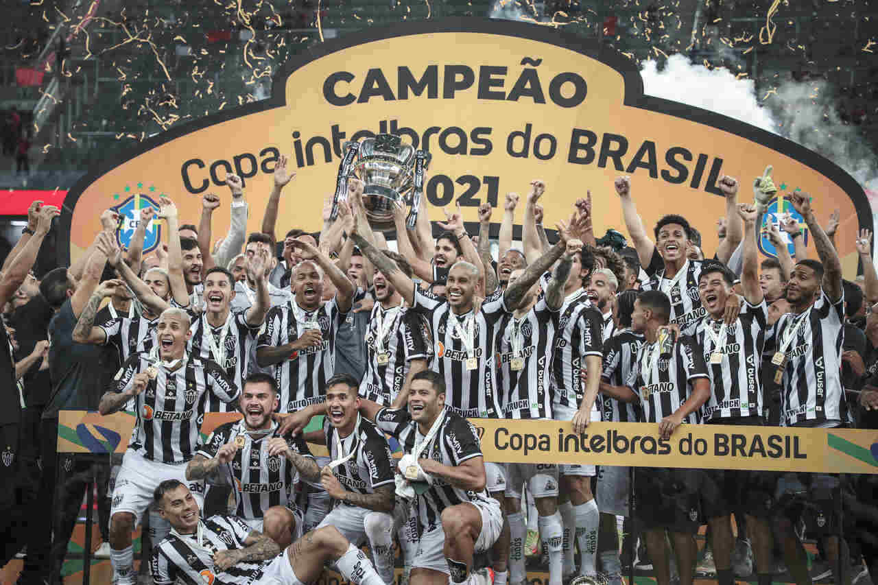Troféu Da Compatível Brasileiro E Copa Do Brasil Do Galo