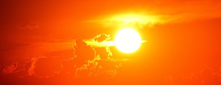 O câncer de pele, sendo melanoma ou não, é causado pela muita exposição aos raios ultravioletas, os UV, presentes no sol, mas também em processos de bronzeamento artificial.