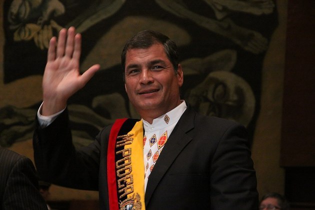 O candidato chegou a ser condenado a 18 meses de prisão, em 2014, após acusar o ex-presidente Rafael Correa de crimes contra humanidade. Ele pediu asilo político no Peru alegando perseguição política.