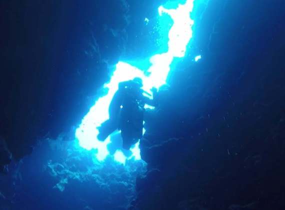 O cânion, conhecido como Eratóstenes, tem cerca de 10 quilômetros de largura e 500 metros de profundidade.