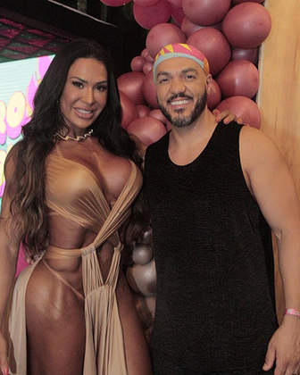 O cantor Belo e a esposa Gracyanne Barbosa, que agita as redes com seu corpo ultra-mega malhado, marcaram presença