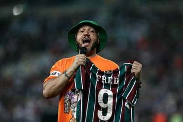 O cantor Belo fez show no Maracanã antes da partida.