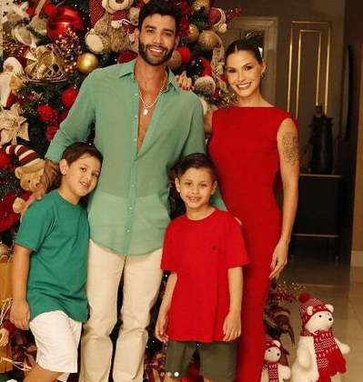 O cantor Gusttavo Lima e a influencer Andressa Suita celebraram o Natal 2023 ao lado dos dois filhos combinando a cor das roupas. 