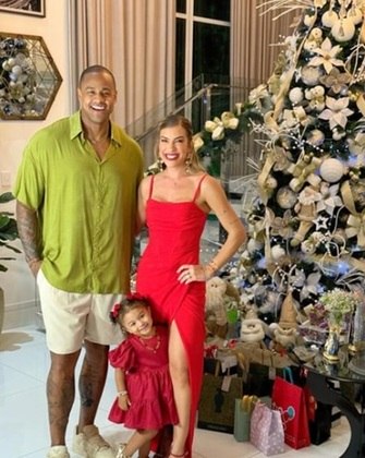 O cantor Leo Santana e sua esposa, a influencer Lore Improta, abriram a porta de sua mansão em Salvador e postaram uma bonita foto ao lado da filhinha e uma enorme árvore de Natal. 