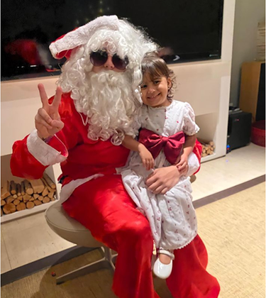 O cantor Luan Santana, que recentente começou um novo romance e já planeja ter filho, posou com uma criança vestido de Noel e mandou a seguinte mensagem bem-humorada:  