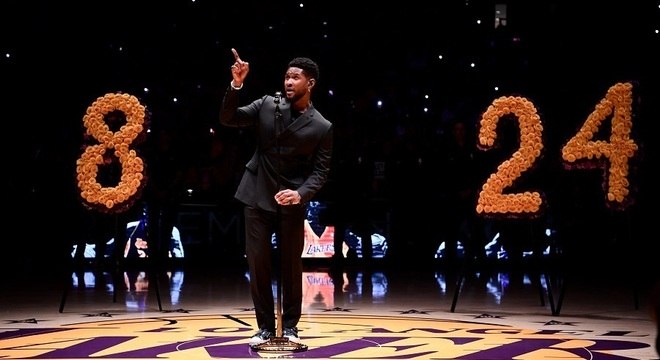 O cantor Usher, em homenagem a Kobe Bryant