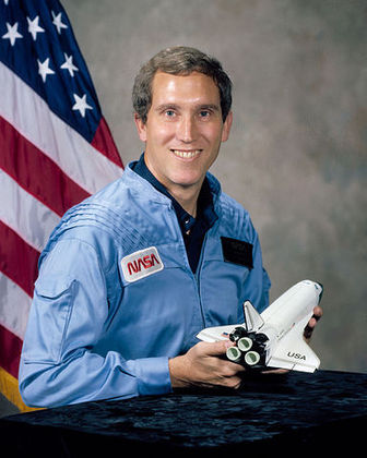 O capitão Michael Smith, 40 anos, era diplomado em Engenharia Aeronáutica e foi designado como piloto na missão espacial do Challenger. 