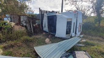 Capotamento de caminhão deixa um  morto e um ferido, em Itabirito