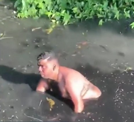 O cara simplesmente mergulhou numa poça de esgoto imunda e nojenta para resgatar o próprio celular que havia caído lá dentro.