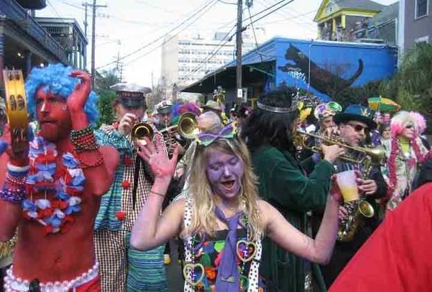 O Carnaval chegou a  Nova Orleans com a casa real francesa dos Bourbons e é conhecido como Mardi Gras (Terça-Feira Gorda, em francês). Desfiles em que a diversidade é o lema tomam conta das ruas, bares e restaurantes. 