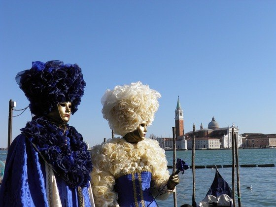 O Carnaval de Veneza é uma das celebrações mais conhecidas do planeta. Todos os anos, milhares de turistas viajam até a cidade italiana para acompanhar desfiles de fantasias, brincadeiras e uma grande festa que se espalha pela cidade.