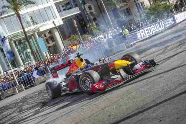 O carro da Red Bull que foi a Beirute é bem diferente do usado atualmente na Fórmula 1