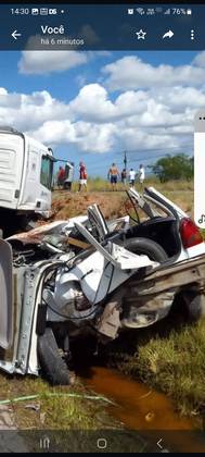 O carro ficou destruído. Seis pessoas da mesma família morreram na hora. E dois adolescentes estão internados em estado grave. 