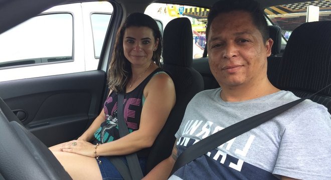 Casados, Rafaela e Elisangelo dividem o carro para fazer, cada um, jornadas de 12 horas diárias