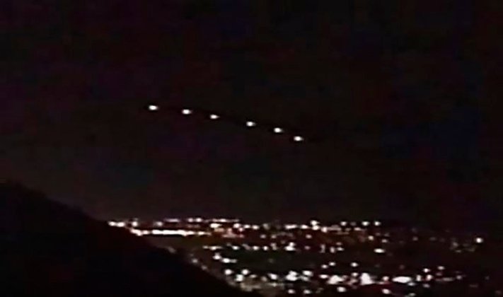 O caso Phoenix Lights (Luzes de Phoenix), sobre pontos luminosos brilhantes no céu do Arizona, é um mistério não esclarecido. Kurt estava guiando seu jato particular com o filho quando testemunhou o evento. 