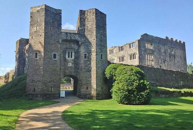 O Castelo de Berry Pomeroy é famoso por sua beleza arquitetônica, mas também por sua atmosfera misteriosa e assombrada. O castelo inglês foi abandonado no século XVII e tem a fama de ser um local associado a atividades paranormais.