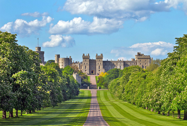 O Castelo de Windsor é o maior do mundo que serve como residência, mesmo que seja eventualmente e para parte da grande família real. Ela costuma ir para o local na Páscoa e nos finais de semana, além de, eventualmente, em outros feriados. 