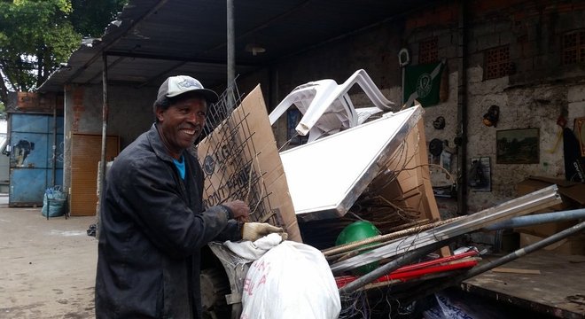 O trabalho dos catadores de material reciclável é extremamente importante no Brasil, onde apenas 17% da população tem coleta seletiva 