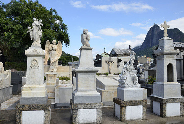 O cemitério São João Batista reúne mais de 25 mil túmulos e nele já foram enterradas algumas personalidades marcantes como Oscar Niemeyer e Carmem Miranda.