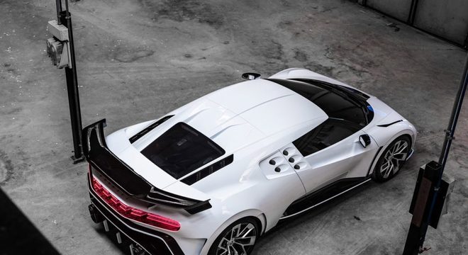 O Centodieci traz elementos do EB 110, modelo dos anos 90, e motor derivado do Chiron